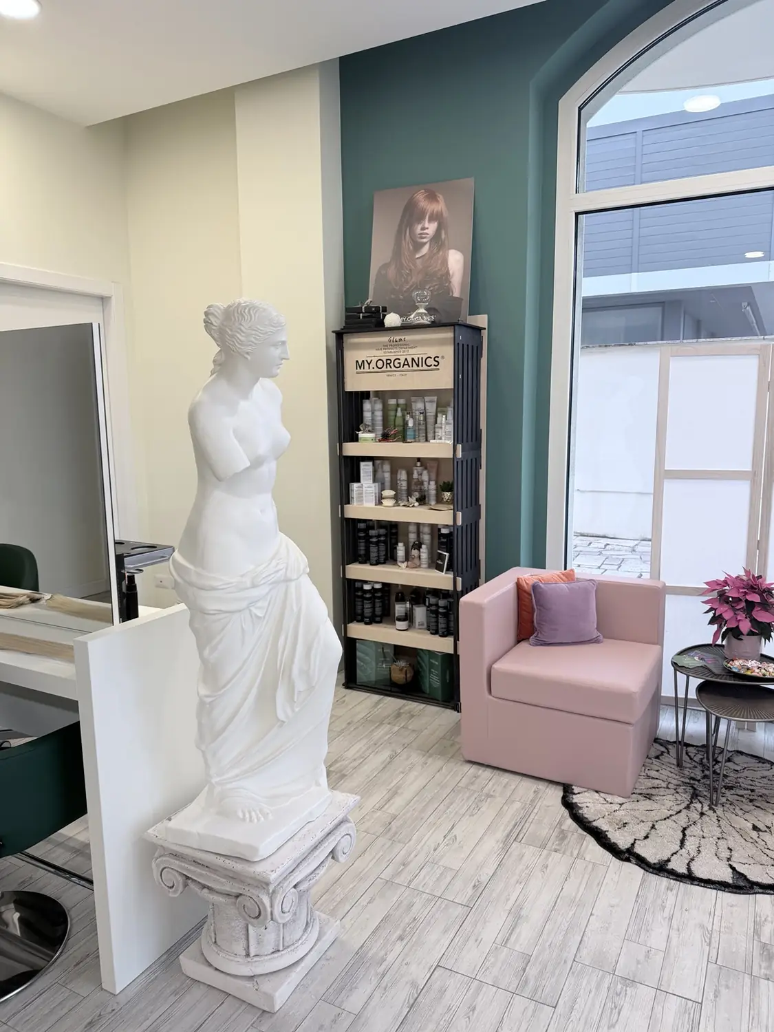 Angolo accoglienza GLAMS con prodotti My Organics